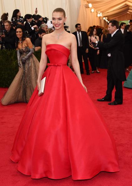 Model Arizona Muse is everything in this strapless red Ralph & Russo gown. Perfection.